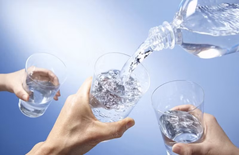 Nỗ lực uống đủ 8 cốc nước mỗi ngày. Hầu hết các hướng dẫn chế độ ăn uống khuyến nghị người trưởng thành nên nạp 1500-1700ml nước mỗi ngày. Ở đó, bạn có thể chia thành 8 cốc, mỗi cốc 200ml để uống rải rác.