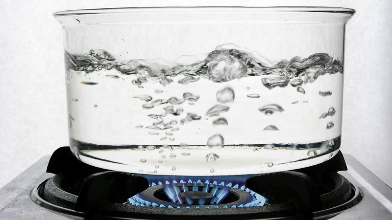 Uống nước đun đi đun lại nhiều lần. Khi đun đi đun lại nhiều lần, nước chứa lượng lớn nitrit. Chất này đi vào cơ thể sẽ phản ứng với máu tạo thành hemoglobin khiến máu giảm khả năng vận chuyển oxy. Trường hợp nặng, người uống có thể bị ngộ độc.