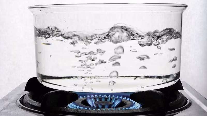 Uống nước đun đi đun lại nhiều lần. Khi đun đi đun lại nhiều lần, nước chứa lượng lớn nitrit. Chất này đi vào cơ thể sẽ phản ứng với máu tạo thành hemoglobin khiến máu giảm khả năng vận chuyển oxy. Trường hợp nặng, người uống có thể bị ngộ độc.