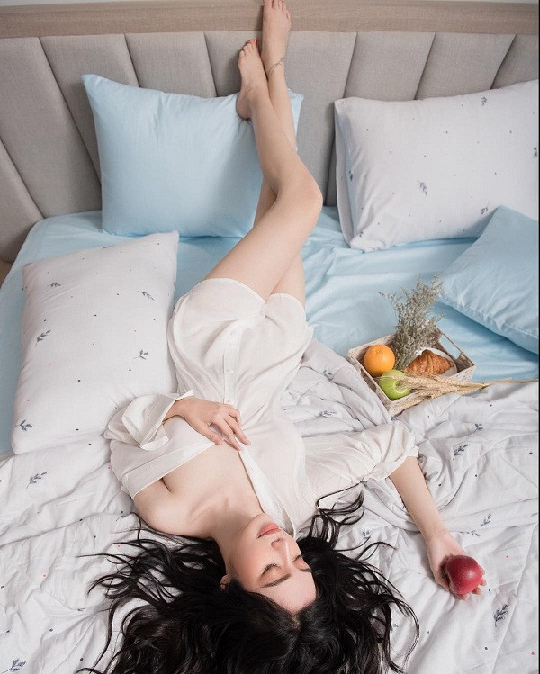 Áo sơ mi trắng không còn giới hạn trong môi trường công sở. Ngày nay, bằng sự sáng tạo của mình, chị em có nhiều cách mặc tươi mới, sexy từ thiết kế tưởng chừng dễ gây nhàm chán.