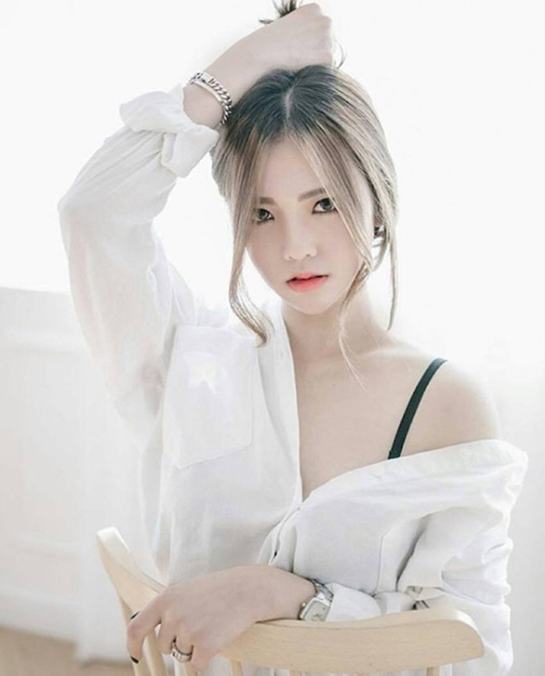 Cách lên đồ này khiến không ít idol xứ Hàn mê mệt. Từ để lộ quai nội y hay cả mảng áo lót ngực đều giúp các mỹ nhân khoe được xương quai xanh thanh mảnh cùng vẻ gợi cảm “chết người”.