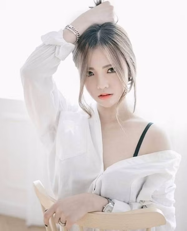 Cách lên đồ này khiến không ít idol xứ Hàn mê mệt. Từ để lộ quai nội y hay cả mảng áo lót ngực đều giúp các mỹ nhân khoe được xương quai xanh thanh mảnh cùng vẻ gợi cảm “chết người”.