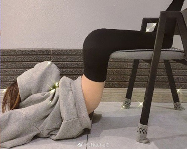 Chỉ sau vài giờ, Trương Nghệ Phàm cũng đăng tải hình ảnh trong tư thế copy của nữ diễn viên Cung tỏa tâm ngọc.