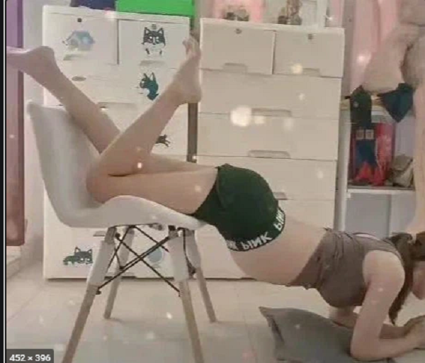 Dạo quanh một vòng trên các trang mạng xã hội, không khó để bắt gặp những cô gái thực hiện thử thách “vòng eo hoạt hình”.