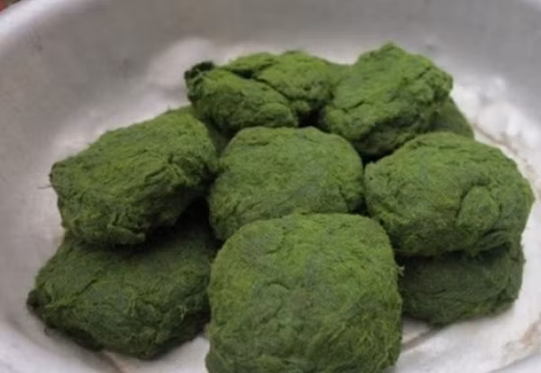 Tiếp đó, bọc rêu sẽ được vần trên than nóng cho tới khi lá đu đủ cháy đen. Nhìn bề ngoài đặc sản Phú Thọ này không mấy bắt mắt song thực khách sẽ nhanh chóng bị chinh phục bởi hương vị rêu hòa với tỏi cùng các gia vị.