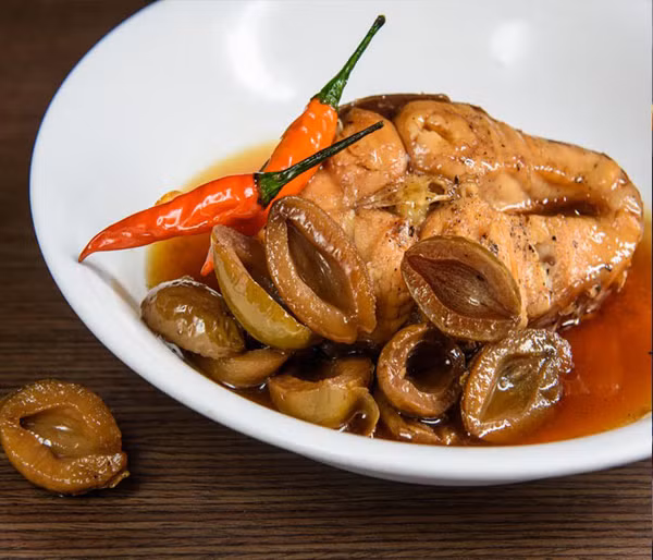 Cá kho om trám. Ngoài nguyên liệu giống các vùng miền khác, cá kho om trám Phú Thọ có thêm trái trám quen thuộc của địa phương.