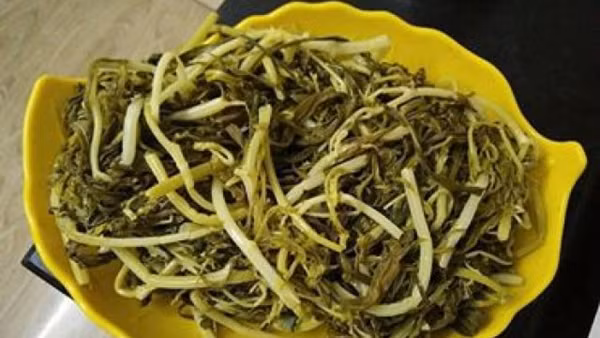 Dưa sắn có thể ăn không với cơm hoặc chế biến cùng với các nguyên liệu khác như cá, chân giò, thịt, hoặc lạc. So với các món muối chua khác, bề ngoài dưa sắn không được đẹp mắt nhưng lại có hương vị thơm ngon, bùi bùi “vượt trội”. Ai đã thử cũng đều say mê và khó quên được món ăn đặc trưng này.