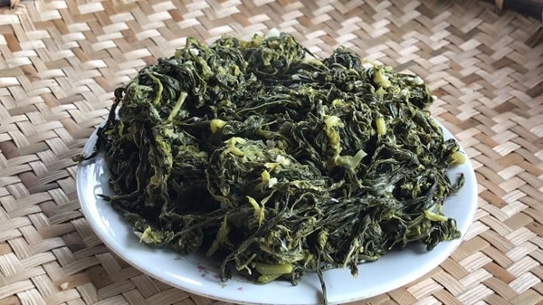 Rau sắn muối chua. Sắn thường được trồng lấy củ. Thế nhưng, người dân Phú Thọ còn tận dụng búp sắn non để chế biến món ngon chinh phục nhiều thực khách khó tính.