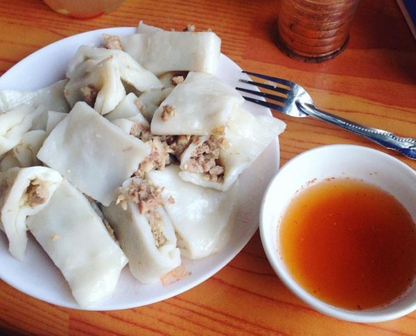 Sự kết hợp hoàn hảo từ lớp vỏ bánh làm từ gạo tẻ ngon bùi và phần nhân từ thịt lợn thơm phức khiến du khách có thể ăn mãi không chán.