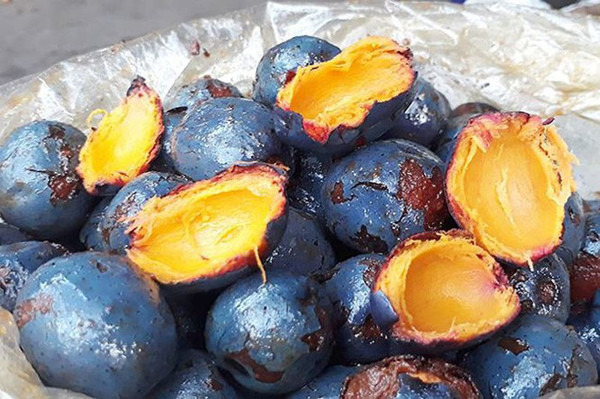 Khi chế biến, cọ được xóc với những cật nứa sắc để cạo bỏ lớp vỏ bên ngoài. Sau đó đem cọ thả vào nồi nước sôi lăn tăn, đun nhỏ lửa chừng 5-10 là chín mềm, có thể thưởng thức.