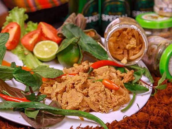 Thịt chua thường ăn kèm với lá sung, lá ổi, lá mơ, lá đinh lăng, rau thơm... chấm với tương ớt. Vị thanh mát, cay nồng, giòn dai của thịt, rau và gia vị giúp người ăn khó có thể cưỡng lại.