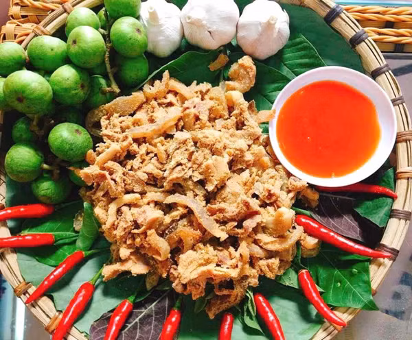 Thịt chua Phú Thọ. Thịt chua khá phổ biến, được bày bán nhiều nơi. Tuy nhiên, đặc sản Phú Thọ này có sự khác biệt từ nguyên liệu tới hương vị.