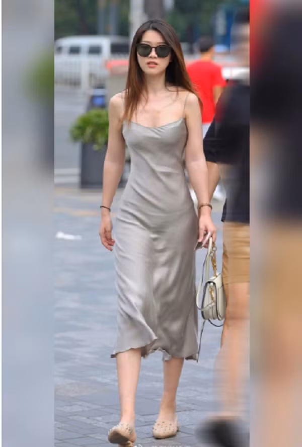 Nếu vẫn có “đam mê” với chất liệu này, bạn gái cần hết sức cẩn trọng. Việc chọn nội y cần đặc biệt chú ý. Không nên chọn quần quá rộng vì nhìn chúng trông không được đứng dáng, bị thõng xuống và không nâng đỡ vòng ba, còn quần quá chật sẽ siết vào da gây khó chịu.