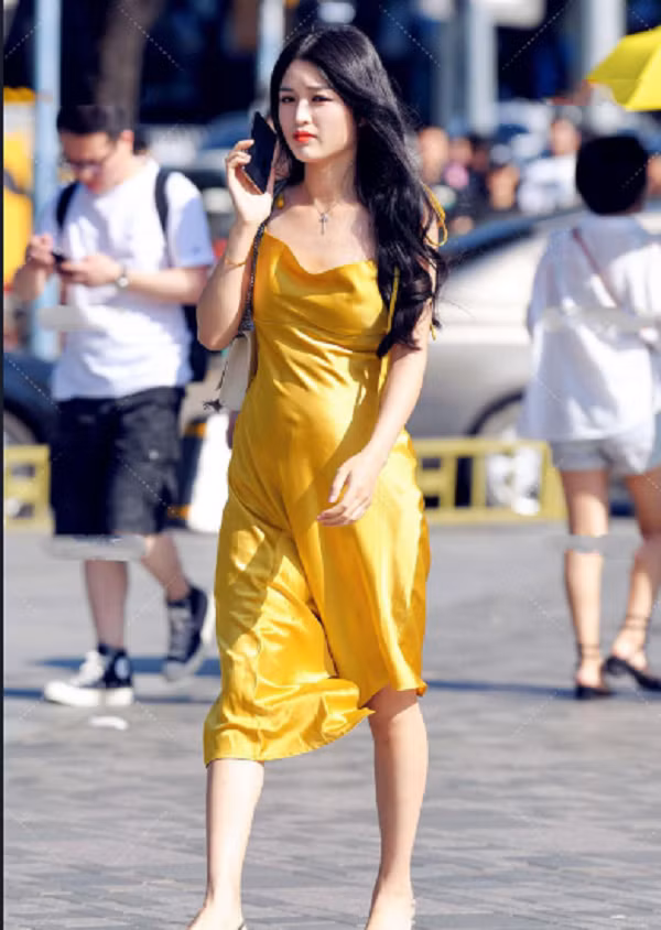 Thực tế, váy lụa dù được thiết kế tối giản song vẫn được xếp vào nhóm trang phục “khó nhằn”. Nguyên nhân bởi nó rất dễ “tố” nhược điểm ngoại hình.