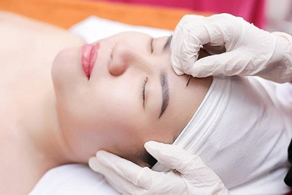 Hơn nữa, các mạch máu ở đây chảy ra phía sau đầu và nối trực tiếp đến não. Điều này có nghĩa nhiễm trùng sẽ chạy thẳng đến trung tâm thần kinh. Trong một số trường hợp hiếm gặp, nhiễm trùng do nặn mụn ở vùng tam giác gây mất thị lực, tê liệt vĩnh viễn hoặc thậm chí tử vong.