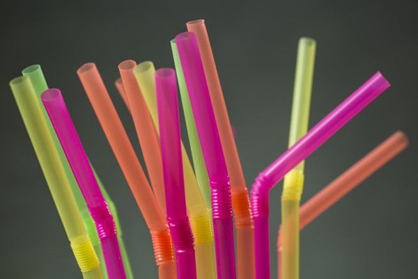 Cố gắng không dùng ống hút nhựa, uống ít trà sữa, đồ ăn thức uống đóng hộp mang đi bởi bao bì chúng đều được làm từ nhựa. Chưa kể nhiệt độ cao còn có thể khiến chúng giải phóng chất độc hại không tốt cho sức khỏe.