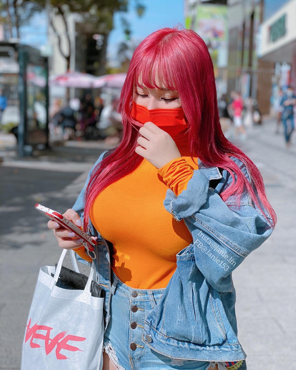 Nếu như trước đây áo cao cổ thường mặc để đối phó với cái rét bên ngoài thì bây giờ ngược lại. Chất liệu mỏng tang, ôm sát rạt cơ thể khiến chúng trở thành điểm nhấn “tạo nét” cho người mặc.