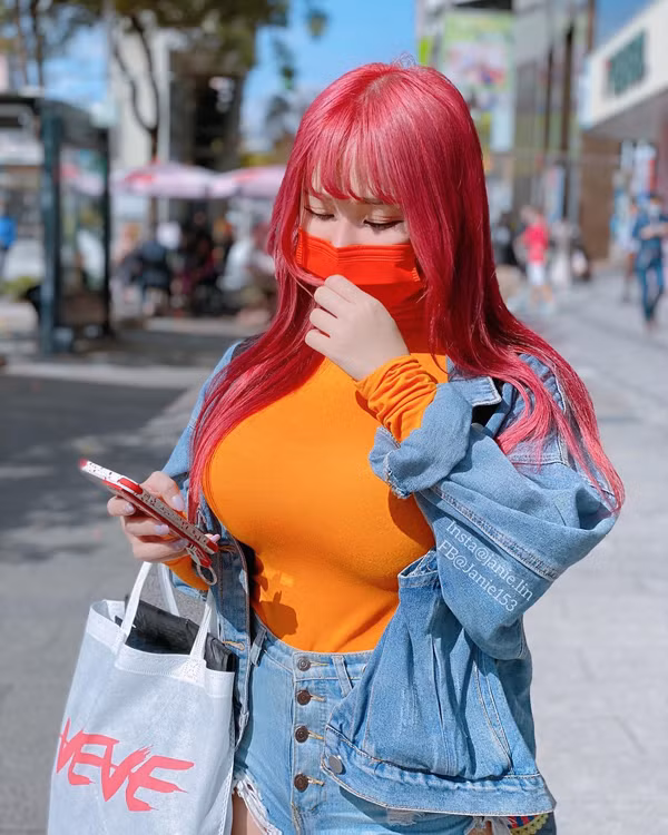 Nếu như trước đây áo cao cổ thường mặc để đối phó với cái rét bên ngoài thì bây giờ ngược lại. Chất liệu mỏng tang, ôm sát rạt cơ thể khiến chúng trở thành điểm nhấn “tạo nét” cho người mặc.