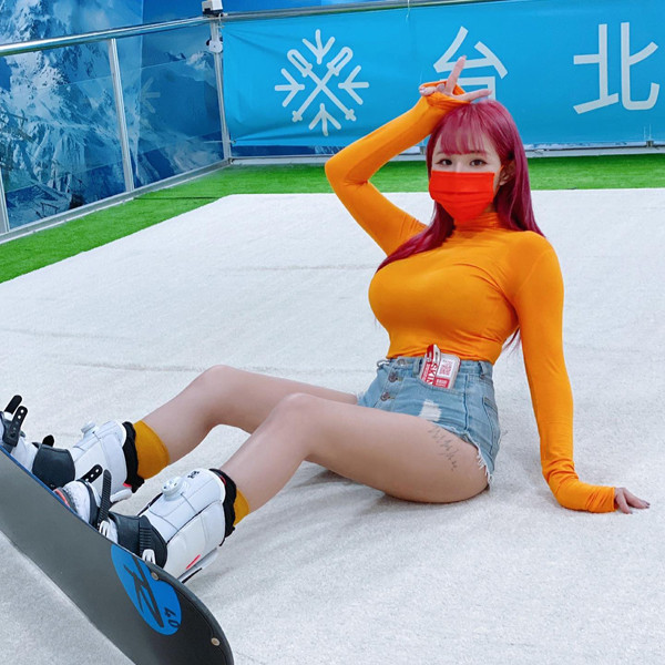 Gần đây, mẫu áo này bỗng dưng tạo thành trào lưu mặc mới. Về cơ bản, chúng vẫn giữ thiết kế cũ. Chính sự thay đổi trong cách lên đồ khiến chiếc áo tưởng chừng lùi vào dĩ vãng bỗng chốc trở thành phương tiện khoe body phồn thực, được chị em hết lòng hưởng ứng.