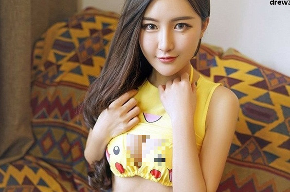 Thiết kế rộng rãi với dáng áo phông, áo hoodie cũng được chuyển sang kiểu croptop, thậm chí là nội y, áo tắm.