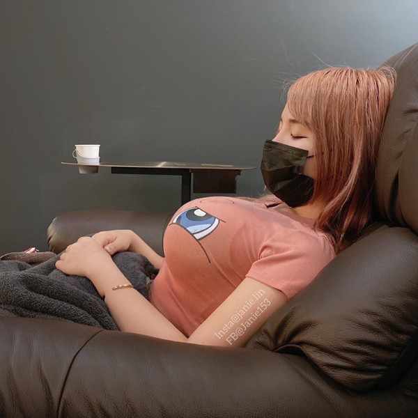 Trong số đó, phổ biến nhất là thiết kế croptop ôm sát. Hầu hết thiết kế có màu neon đơn giản. Về kiểu dáng, chiếc áo không có gì quá đặc biệt song điểm gây thu hút nhất chính là những hình tượng nhân vật hoạt hình dễ thương được in trên mặt trước của áo.