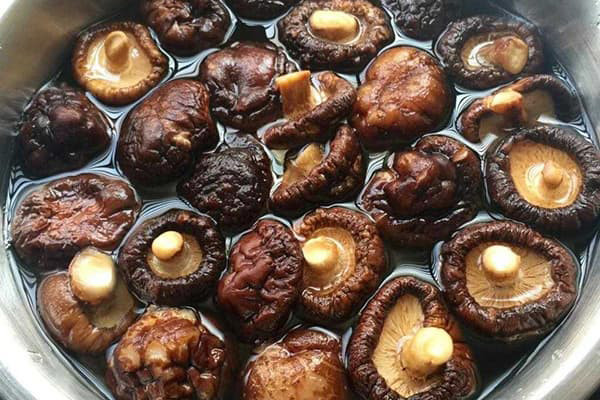 Nấm ngâm lâu. Nấm chứa lượng dinh dưỡng dồi dào, đặc biệt có chứa thành phần polysaccharid có tác dụng đào thải độc tố. Tuy nhiên, nấm cần ngâm trước khi chế biến.