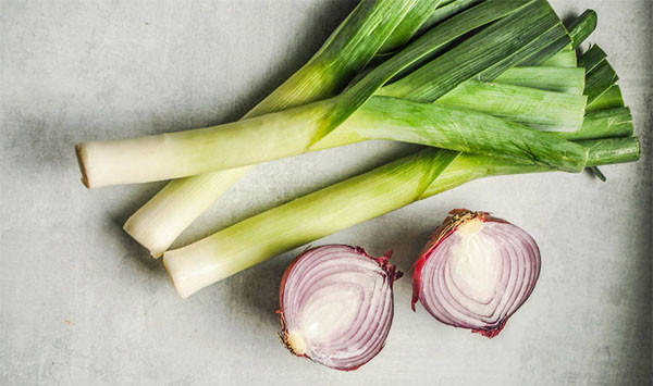 Tỏi tây cũng rất thích hợp để dưỡng gan. Chúng chứa tinh dầu và sulfide. Chất này có khả năng điều tiết khí, giảm gánh nặng cho gan rất tốt.