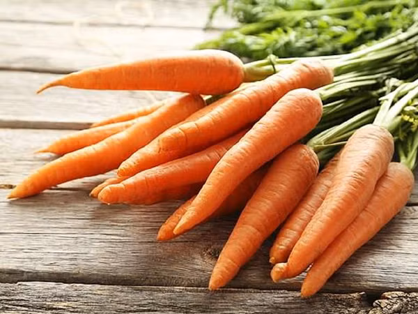 Cà rốt chứa nhiều vitamin A. Chất này có tác dụng làm sáng mắt. Gan và mắt có mối liên hệ mật thiết với nhau, chăm sóc sức khỏe mắt cũng chính là chăm sóc sức khỏe lá gan. Đặc biệt, cà rốt chứa thành phần pectin có tác dụng đào thải các ion thủy ngân dư thừa ra khỏi cơ thể. Bằng cách này, bạn đang làm giảm gánh nặng cho gan.