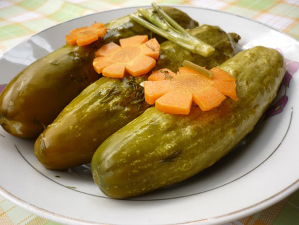 Bên cạnh đó, quá trình lên men cần tới lượng lớn muối cho vào rau. Hấp thu lượng muối quá lớn còn gây huyết áp cao, không hề có lợi.