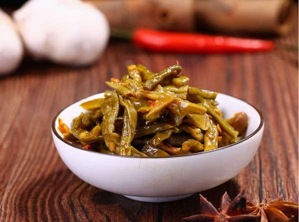 Rau, dưa chuột muối. Các loại dưa muối chua thường rất dễ ăn song lại không thân thiện với sức khỏe. Quá trình muối chua, thực phẩm tạo ra lượng lớn nitrit. Khi đi vào cơ thể, chất này sẽ chuyển hóa thành nitrosamine – chất gây tổn thương nghiêm trọng tới tế bào gan, dễ gây ung thư gan.