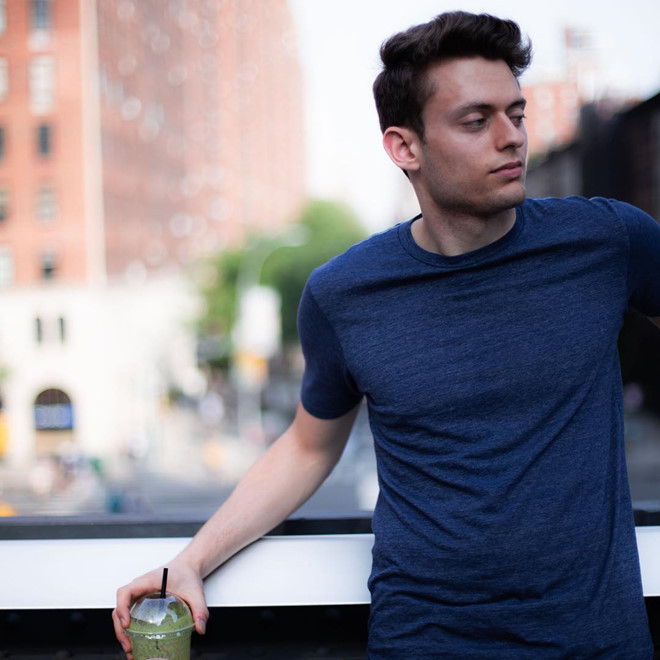 Emmanuel Fredenrich (20 tuổi) chi tiền để đăng quảng cáo tuyển người yêu trên mạng xã hội.