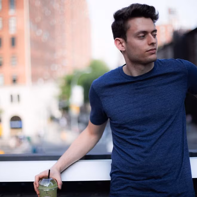 Emmanuel Fredenrich (20 tuổi) chi tiền để đăng quảng cáo tuyển người yêu trên mạng xã hội.