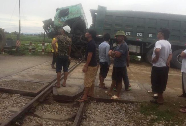 Hiện trường vụ tai nạn xe tải bị đâm hỏng chắn ngang đường sắt Bắc-Nam.
