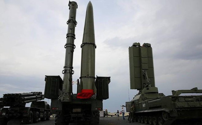 Tuy nhiên có vẻ như các nghị sĩ và chuyên gia quân sự Nga đã quên chưa tính tới việc liệu Cuba và Venezuela có đồng ý cho họ triển khai tên lửa tấn công và máy bay ném bom chiến lược lâu dài trên lãnh thổ mình hay không.