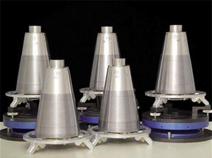 Các đầu đạn hạt nhân công suất lớn thường được thiết kế với 2 ngòi nổ chính và thứ cấp. Ngòi nổ chính là quả bom nguyên tử nhỏ, nó được kích nổ để tạo ra phản ứng tổng hợp hạt nhân thứ cấp, giúp tăng công suất vụ nổ lên gấp hàng chục lần.