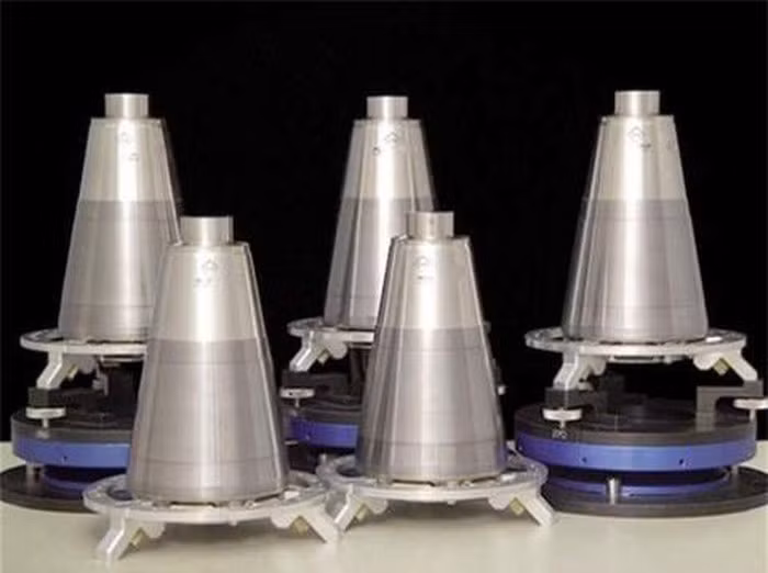 Các đầu đạn hạt nhân công suất lớn thường được thiết kế với 2 ngòi nổ chính và thứ cấp. Ngòi nổ chính là quả bom nguyên tử nhỏ, nó được kích nổ để tạo ra phản ứng tổng hợp hạt nhân thứ cấp, giúp tăng công suất vụ nổ lên gấp hàng chục lần.