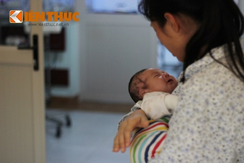 Bé Vũ đáng thương chìm say vào giấc ngủ trong vòng tay ấm áp của "mẹ nuôi".