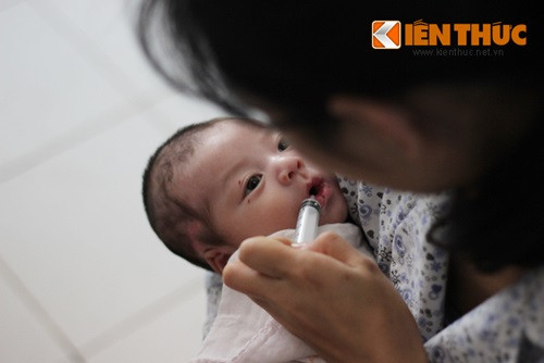 Hiện tại, vẫn chưa biết cha mẹ đẻ của cháu là ai nên cháu được các “mẹ nuôi” của CLB Ly thượng bì bóng nước thay nhau đến chăm sóc.