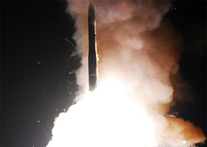 Theo những thông tin được công khai, tên lửa Minuteman III áp dụng mô hình phóng đa đầu đạn phân hướng, đa phương thức dẫn đường, có thể mang nhiều đầu đạn hạt nhân, do hãng Boeing của Mỹ sản xuất.