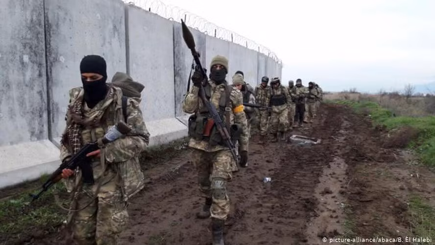 Nguồn tin cũng tuyên bố rằng hàng trăm lính đánh thuê, bao gồm cả người Syria đã được gửi đến Libya bởi Nga, với số lượng ước tính từ 800 đến 2.500.