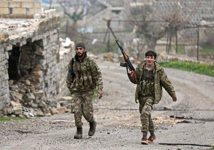 "Nhanh chóng đăng ký tham gia chiến sự tại Azerbaijan. Hợp đồng 6 tháng, lương tháng 2.500 USD. Trung tâm đăng ký được đặt tại Afrin", một trong những tờ truyền đơn kêu gọi xuất hiện ở khu vực Tây Bắc Syria ghi rõ.