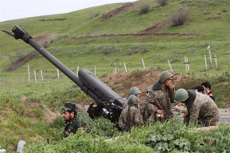Tuy vậy trong lúc này, có vẻ như thông tin từ báo chí Nga cho thấy họ "thiên vị" đối với Armenia, bất chấp Azerbaijan cũng là thành viên của Tổ chức phòng thủ tập thể - CSTO.