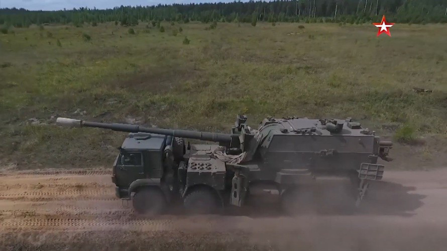 Thiết kế này đã giản lược đi rất nhiều thành phần phụ, khiến vũ khí trên mang hơi hướng của những khẩu pháo tự hành xe tải hiện đại.