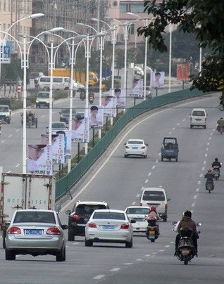 Trò lố này do một gia đình họ Shi nổi tiếng giàu có ở địa phương thực hiện. Họ đã tốn đến 1.600 nhân dân tệ (gần 5 triệu đồng) để in ấn, treo những tấm biển này trên phố.