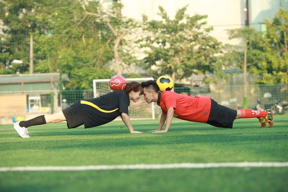 Đỗ Kim Phúc vốn là cao thủ của môn tâng bóng nghệ thuật tại Việt Nam. Những giải thưởng, danh hiệu mà Phúc từng có là vô địch cuộc thi sáng tạo thế giới 2010, giải nhất tâng bóng nghệ thuật châu Á 2013 và giải nhất tâng lon bia năm 2014. Kim Phúc còn có hẳn một học viên tâng bóng mang tên mình để dạy, đào tạo các bạn trẻ có hứng thú với môn thể thao giàu tính nghệ thuật này.