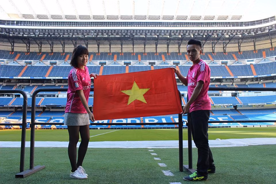 Biết được tin vui này, Kim Phúc đã xin cho bạn gái Thu Huyền đi cùng. Với tình yêu bóng đá, hâm mộ Ronaldo và CLB Real Madrid việc được đến sân vận động Santiago Bernabeu - sân nhà của Real Madrid là một niềm vui rất lớn của đôi cặp đôi này.