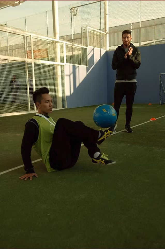 Kim Phúc còn đặc biệt phấn khích khi anh có cơ hội gặp gỡ giao lưu với Sergio Ramos, hậu vẻ rất nổi tiếng của CLB Real Madrid. Kim Phúc còn có dịp thể hiện kỹ năng tâng bóng siêu hạng của mình trước mặt ngôi sao người Tây Ban Nha khiến chính anh cũng phải vỗ tay không ngừng tán thưởng.