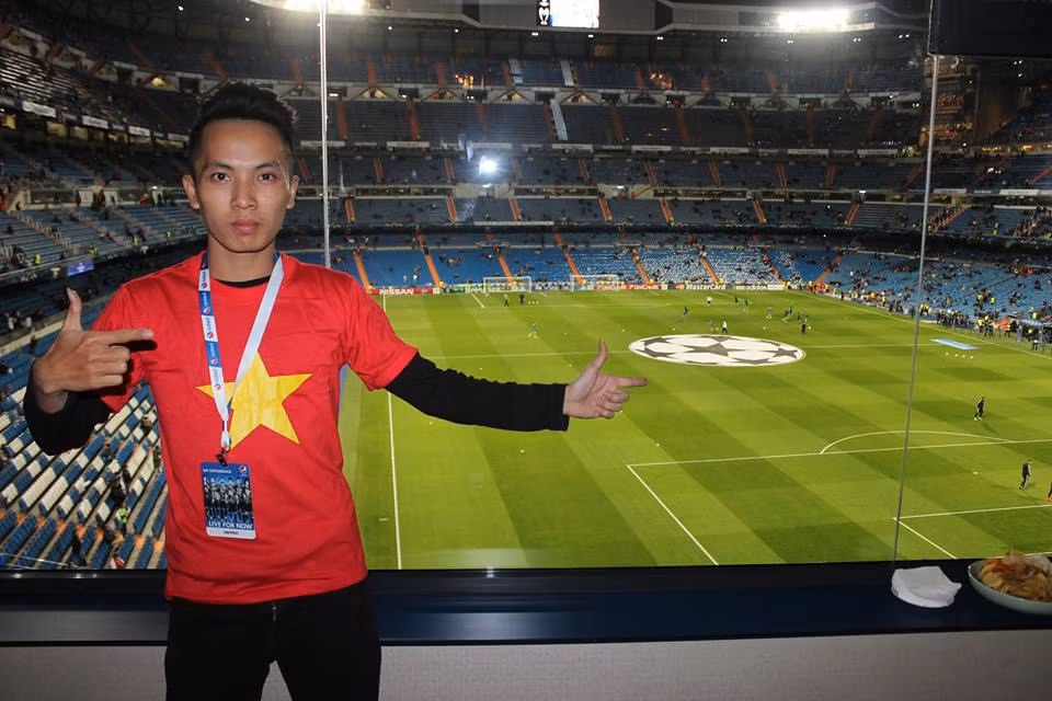 Ngoài được tham quan sân Bernabeu, Kim Phúc và Thu Huyền còn được dự khán trận đấu Champions League giữa Real Madrid và Ludogorets từ phòng VIP của sân Bernabeu.