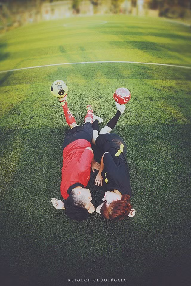 Lê Thu Huyền - vợ sắp cưới của Kim Phúc cũng là một cao thủ tâng bóng có tiếng. Hiện tại cô đang làm việc cho một công ty truyền thông nhưng vẫn dành nhiều thời gian cho niềm đam mê với trái bóng tròn. Ảnh: FBNV.