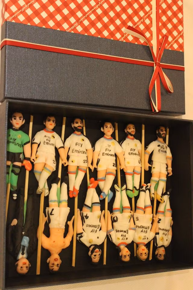 Hộp tò he nặn hình các cầu thủ Real Madrid là món quà đặc biệt mà Kim Phúc, Thu Huyền mang sang tặng cho các cầu thủ.